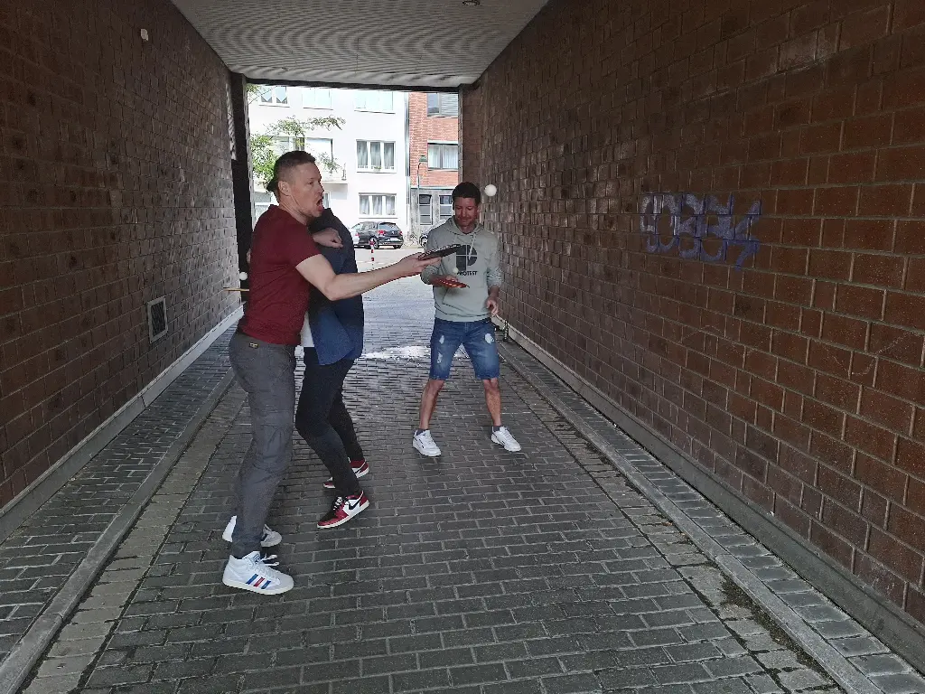 Tischtennispogo - Mit Tischtennisbälle balancierend zu Grunch Musik pogen